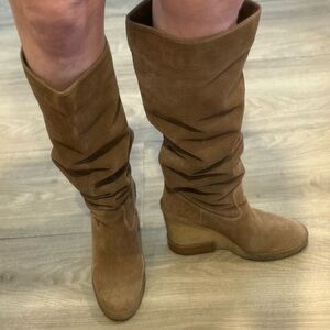 🤎HP🤎Tods Tan Suede Boots with Platform Gum Heel - Size 38.5